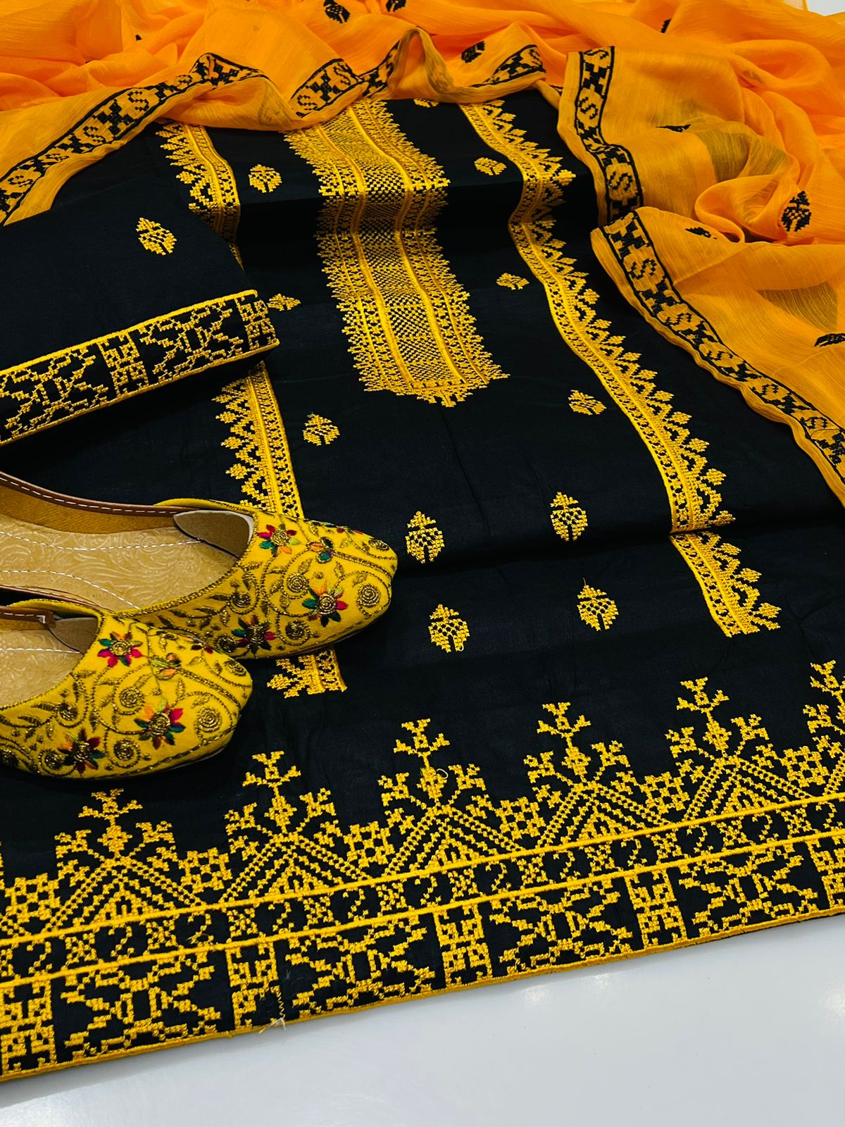 4pc Embroidered Dress Yellow/Black (Khussa Gift)